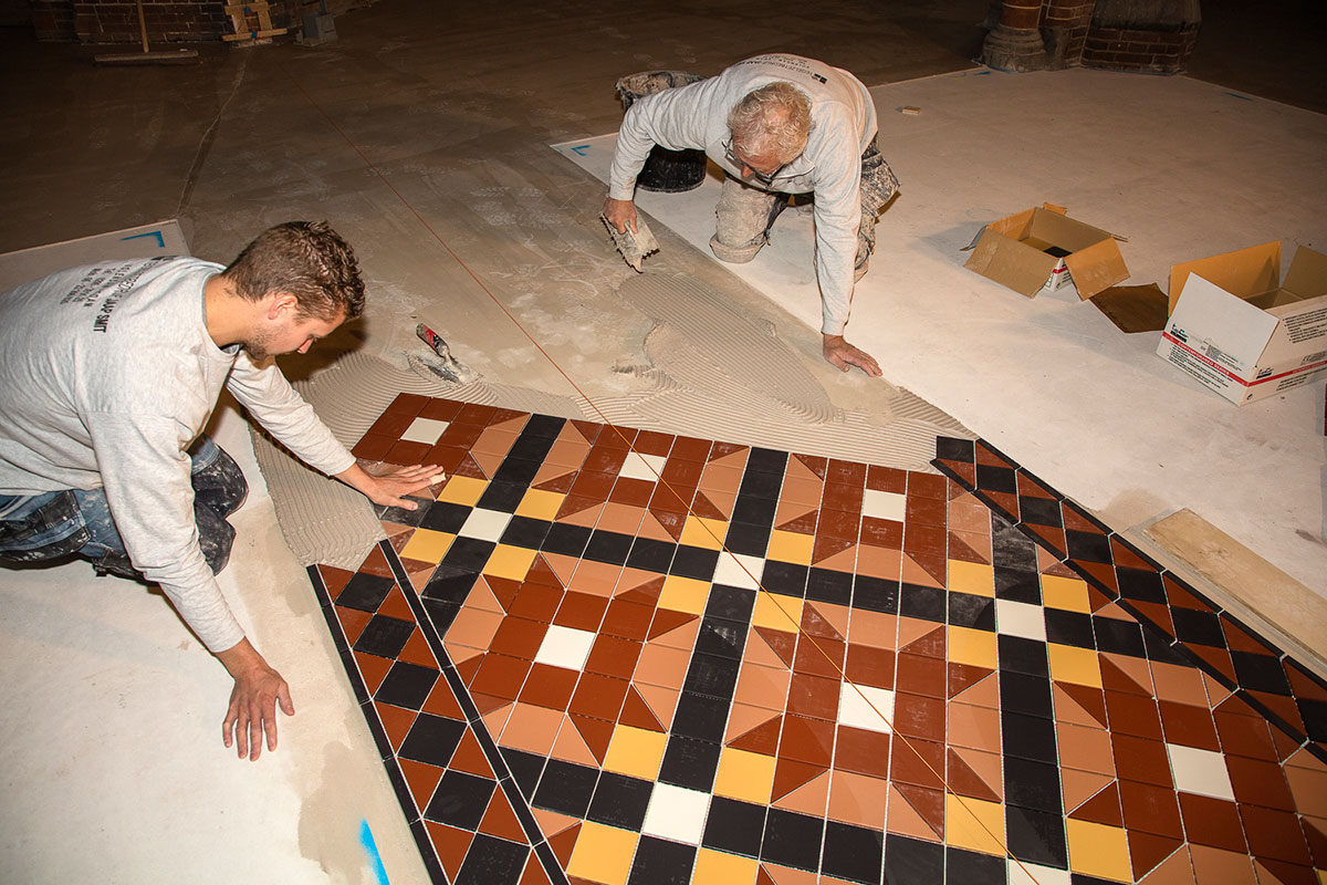 Jaap en Mike Smit aan het werk voor de wederopbouw van de St. Urbanuskerk in Amstelveen